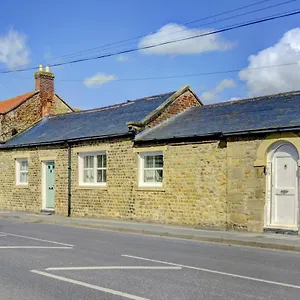 Kist Accommodates - Red - Close To The Races Holiday home